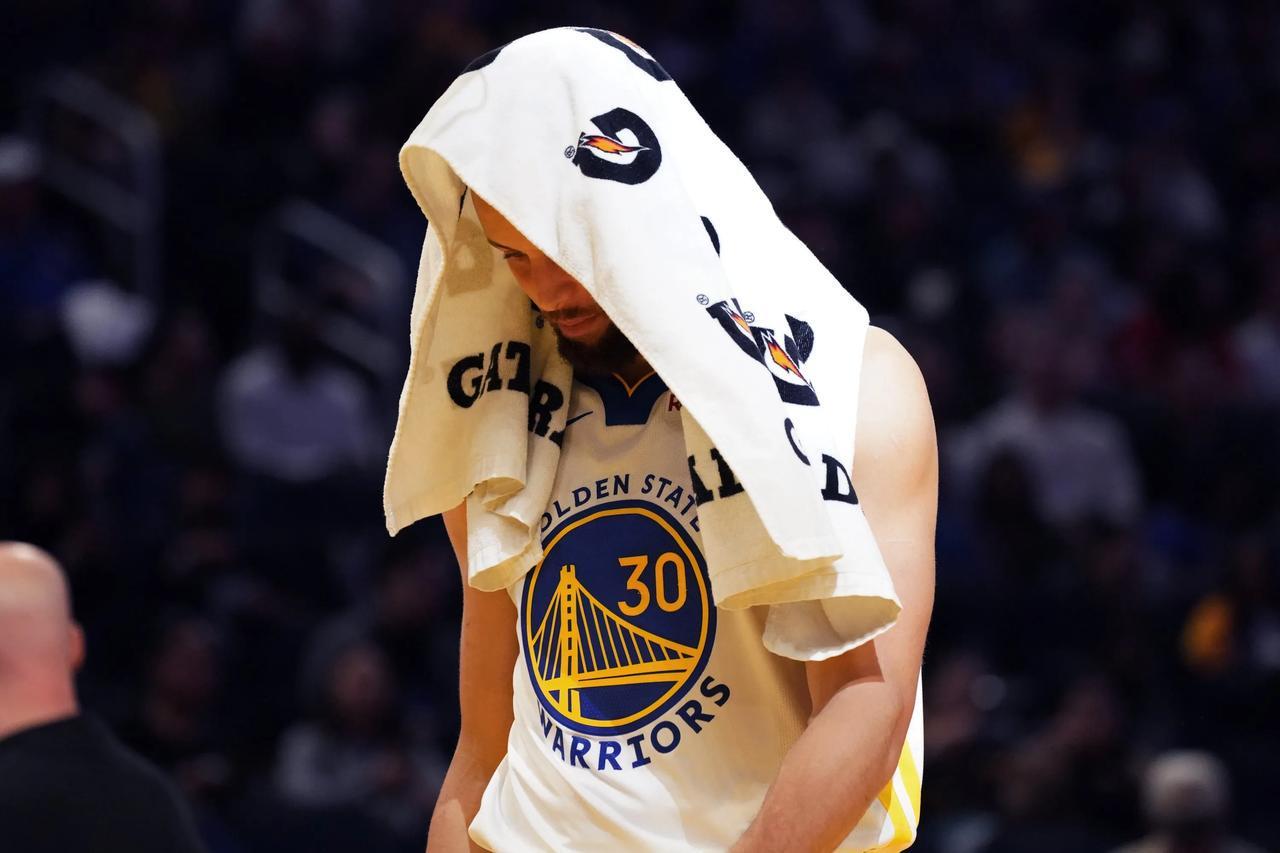 净效率-2.3，每场自挖一坑，科尔视而不见！勇士首发变阵已有答案