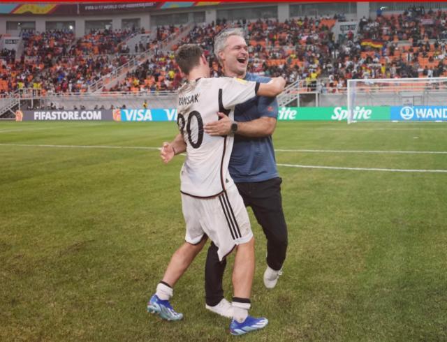 技不如人该怎么踢？德国队向德国U17学着点！